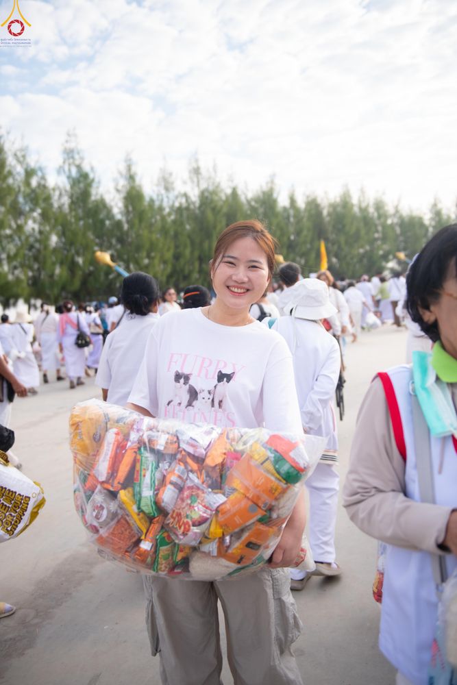 ภาพ No.302738:วันที่ 24 มกราคม พ.ศ. 2569 พิธีตักบาตรพระธรรมยาตรา(ภาพชุดที่ 2) ณ อนุสรณ์สถานลำดับที่ 5 สถานที่เผยแผ่วิชชาธรรมกายครั้งแรก อนุสรณ์สถานบางปลา วัดบางปลา อำเภอบางเลน จังหวัดนครปฐม ในโครงการธรรมยาตรา กตัญญูบูชา มหาปูชนียาจารย์ พระมงคลเทพมุนี(สด จนฺทสโร) พระผู