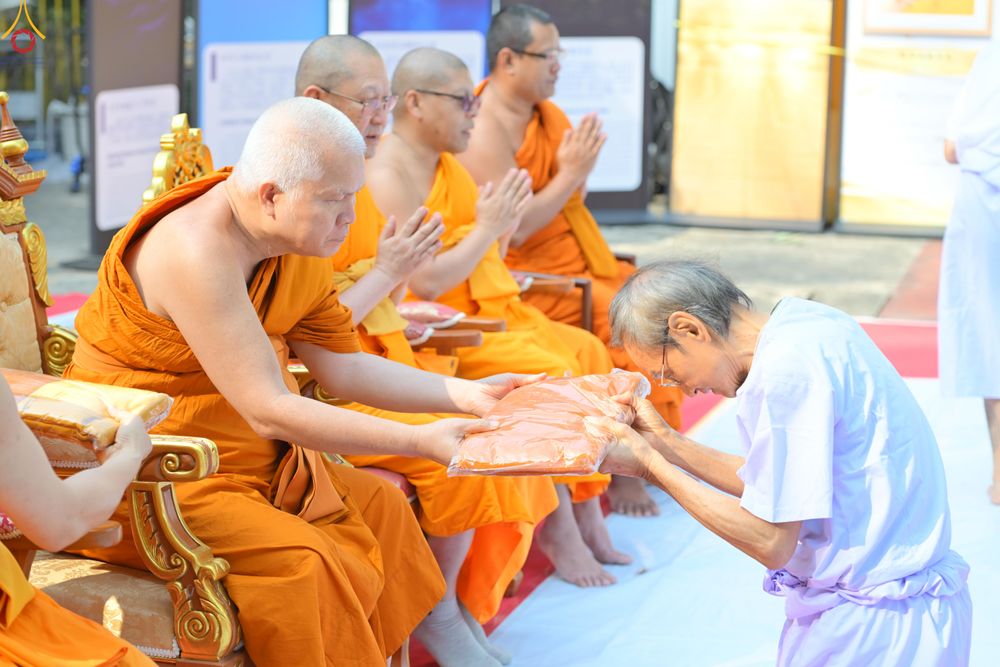 ภาพ No.280799:วันที่ 27 ธันวาคม พ.ศ. 2568  พิธีปลงผมนาคธรรมทายาท โครงการอุปสมบทหมู่บูชาธรรม 81 ปี หลวงพ่อธัมมชโย  ณ สมาคมพุทธ เขตตงช้ง ฮ่องกง