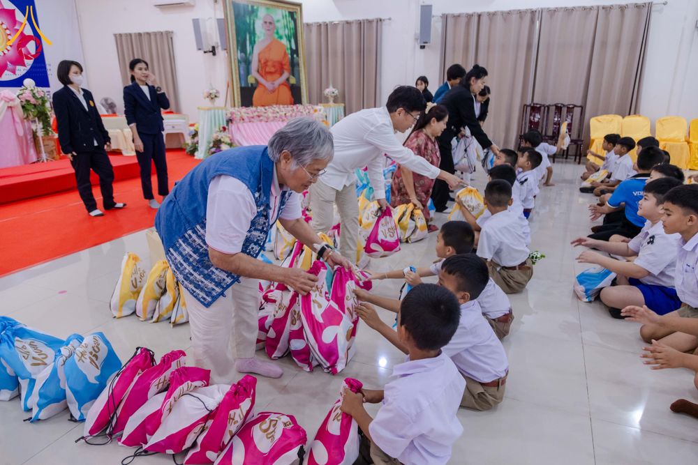 ภาพ No.282083:วันศุกร์ที่ 19 ธันวาคม พ.ศ. 2568 พิธีมอบโล่และใบประกาศเกียรติคุณ โครงการเจริญพระพุทธมนต์ธัมมจักกัปปวัตตนสูตร และวันรวมพลังเด็กดีV-Star ดาวแห่งความดี ผู้นำฟื้นฟูศีลธรรมโลกจังหวัดสระบุรี ณ ศูนย์ปฏิบัติธรรมสระบุรี