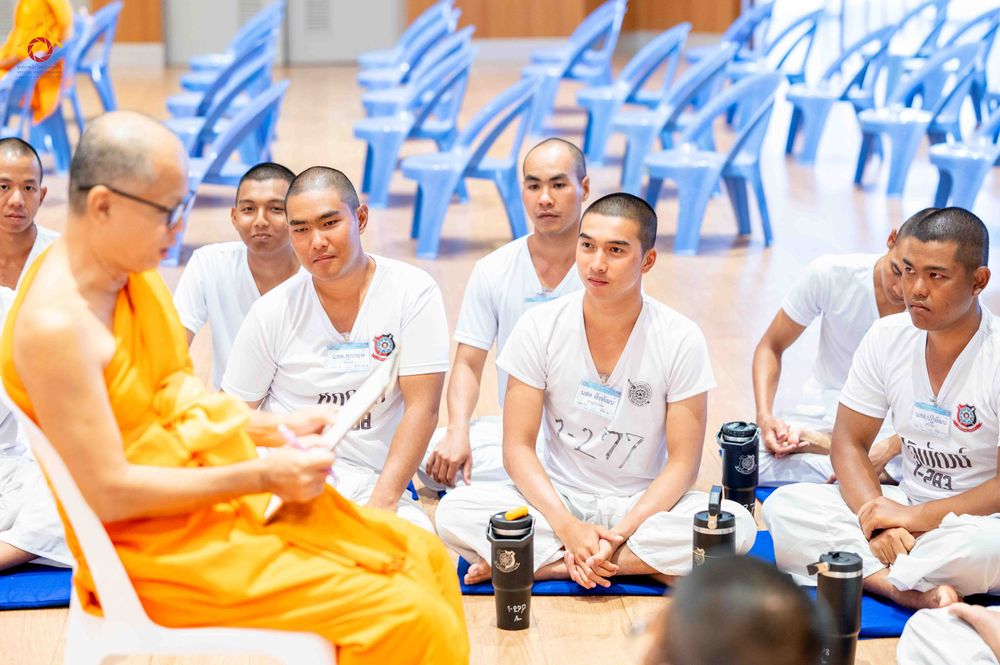 ภาพ No.341074:วันที่ 26 กรกฎาคม พ.ศ. 2569 โครงการพัฒนาคุณธรรม จริยธรรม สำหรับนักเรียนนายสิบตำรวจ (นสต.) รุ่นที่ 17 ศูนย์ฝึกอบรมตำรวจภูธรภาค 1 ได้จัดกิจกรรม ตักบาตรเพื่อน้อมอุทิศถวายเพื่อเป็นพระราชกุศลฯ  และปฏิบัติธรรม ติวธรรมมะ ณ ศูนย์ปฏิบัติธรรมเวิล์ดพีช วัลเล่ย์ (Wo