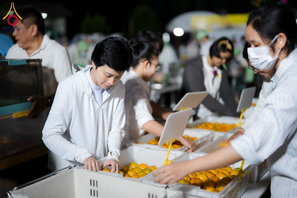 ภาพ No.288204:วันที่ 5 มกราคม พ.ศ. 2569 พิธีถวายภัตตาหารเป็นสังฆทาน แด่พระธรรมยาตรา ในโครงการธรรมยาตรา กตัญญูบูชา มหาปูชนียาจารย์ พระมงคลเทพมุนี(สด จนฺทสโร) พระผู้ปราบมาร อนุสรณ์สถาน 7 แห่ง ปีที่ 14 ณ อนุสรณ์สถานมหาวิหารพระมงคลเทพมุนี (โลตัสแลนด์) อ.สองพี่น้อง จ.สุพรร