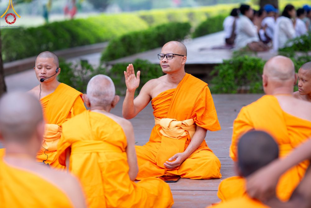 ภาพ No.314661:วันที่ 20 มีนาคม พ.ศ. 2569 พระอาจารย์ แนะนำการปฏิบัติธรรมให้แก่สามเณร  โครงการบรรพชาสามเณร 500 รูป เนปาล ณ วิหารมายาเทวี ประเทศเนปาล