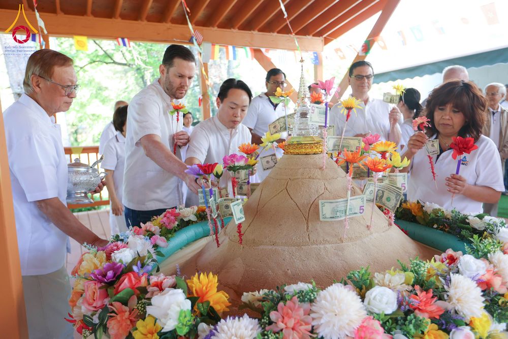 ภาพ No.321616:วันอาทิตย์ที่ 12 เมษายน พ.ศ.2569 กิจกรรมงานบุญวันสงกรานต์ (ตักบาตร ขอขมาพ่อแม่ สรงน้ำพระ รดน้ำขอพร) ณ วัดพระธรรมกายจอร์เจีย ประเทศสหรัฐอเมริกา