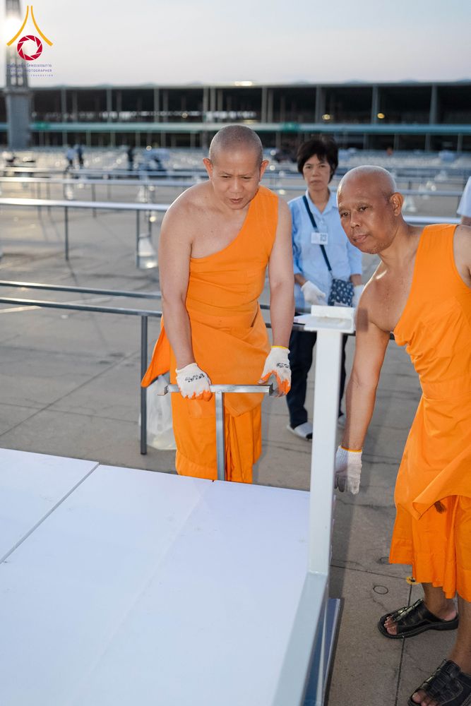 ภาพ No.326538:วันที่ 26 -27 เมษาบน พ.ศ.2569 การเก็บงานแผ่นหน้าโต๊ะที่ลานธรรม งานถวายมหาสังฆทาน 40,000 กว่าวัดทั่วประเทศ ณ ลานธรรม วัดพระธรรมกาย