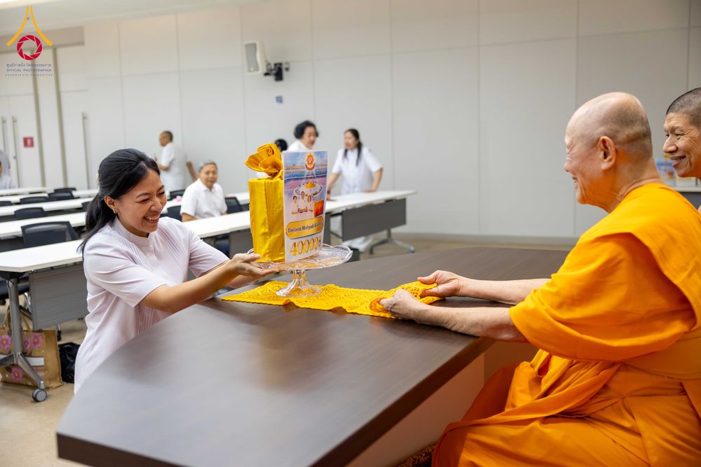 ภาพ No.324881:วันพฤหัสบดีที่ 23 เมษายน พ.ศ.2569  หลวงพ่อทัตตชีโว รองเจ้าอาวาสวัดพระธรรมกาย ถวายการต้อนรับและปฏิสันถารคณะชาวอินโดนีเซีย