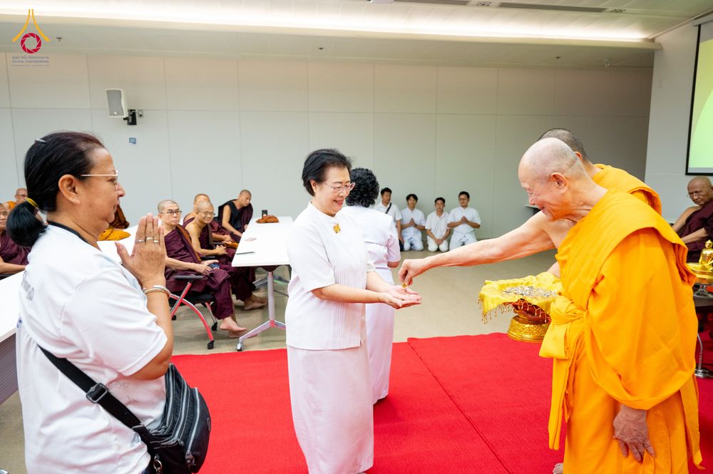 ภาพ No.325603:วันที่ 24 เมษายน พ.ศ.2569 หลวงพ่อทัตตชีโว รองเจ้าอาวาสวัดพระธรรมกาย ถวายการต้อนรับและปฏิสันถารคณะสงฆ์เมียนมาร์