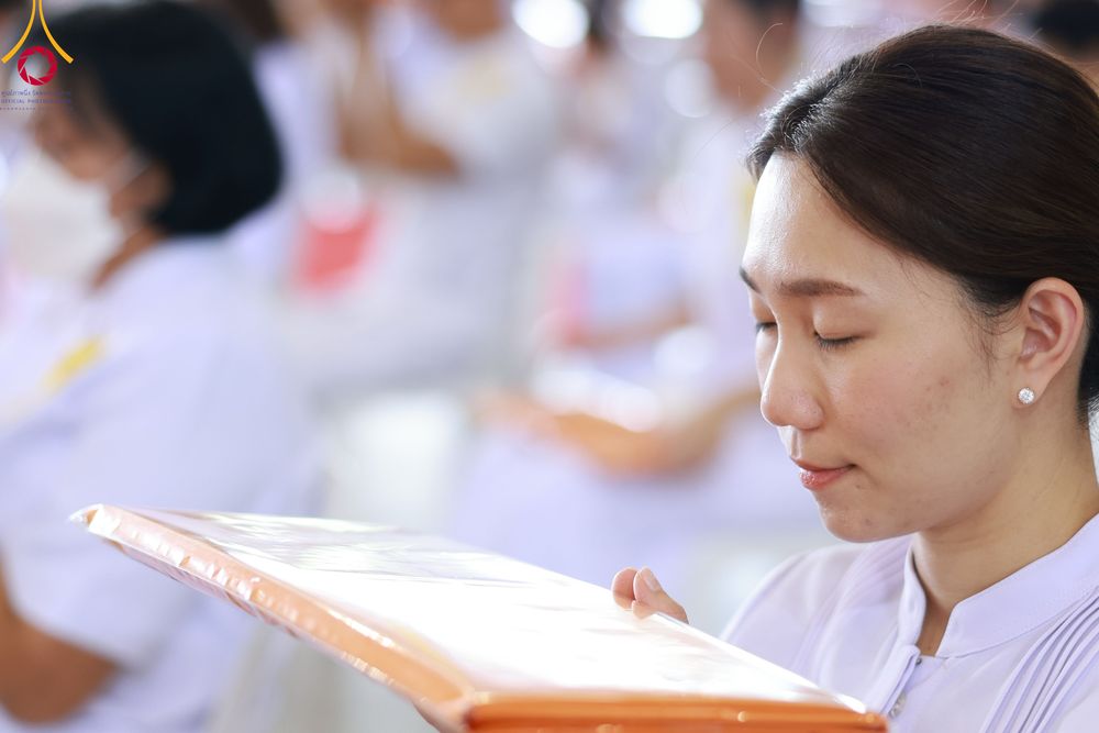 ภาพ No.86281:วันธรรมชัย ปีที่ 55 พิธีทอดผ้าป่ากฐินสมทบครั้งที่1, พิธีเจริญพุทธมนต์ ลูกนิมิตมหาสมบัติฯ พิธีจุดประทีป,พิธีฉลองชัยสวดมนต์บทธัมมจักกัปปวัตนสูตร วันอาทิตย์ที่ 27 สิงหาคม พ.ศ.2566 ณ สภาธรรมกายสากล / มหารัตนวิหารคด วัดพระธรรมกาย