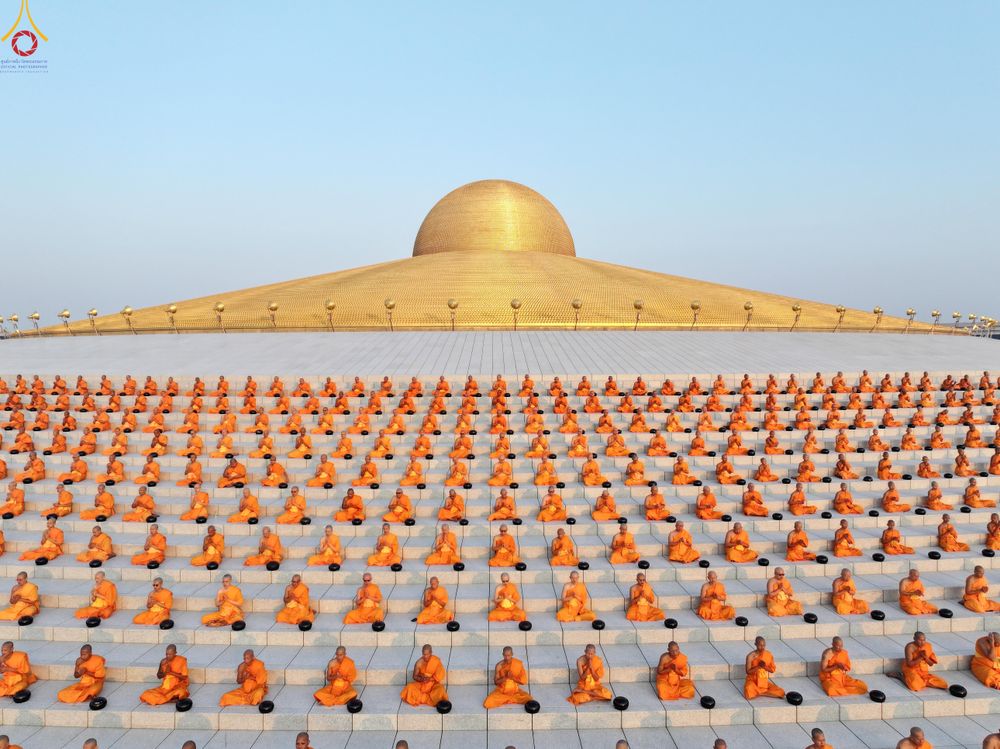 ภาพ No.279742:วันที่ 1 มกราคม พ.ศ.2569 พิธีตักบาตรในวันขึ้นปีใหม่ ณ ลานธรรม วัดพระธรรมกาย