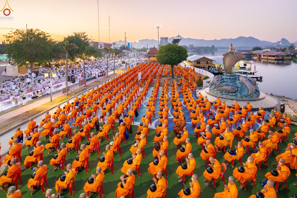 ภาพ No.282565:วันเสาร์ที่ 20 ธันวาคม พ.ศ.2568 พิธีตักบาตรพระ 10,000 รูป (ชุด 2) เนื่องในโอกาส 194 ปี จังหวัดกาญจนบุรี และอุทิศส่วนกุศลให้แด่บรรพชนทั้งหลาย บริเวณถนนสองแคว (Skywalk) เมืองกาญจนบุรี