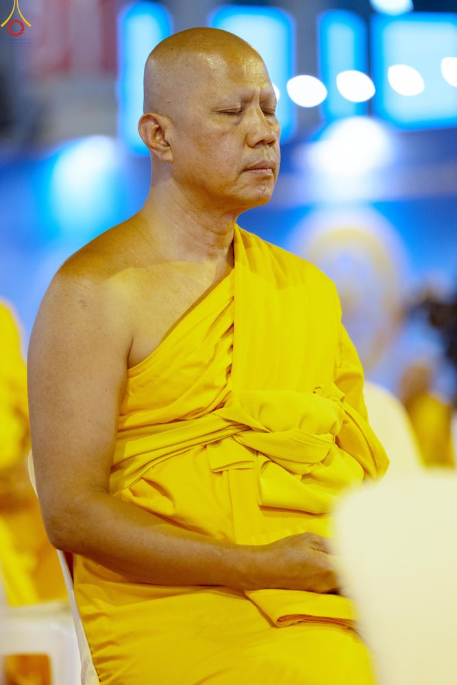 ภาพ No.331054:วันวิสาขบูชา อาทิตย์ที่ 31 พฤษภาคม พ.ศ.2569 พิธีจุดวิสาขประทีป , พิธีเวียนประทักษิณ  รอบพระมหาธรรมกายเจดีย์  และพิธีฉลองชัยสวดมนต์บทธัมมจักกัปปวัตนสูตร  ครบ 8,415,000,000 จบ ณ วัดพระธรรมกาย
