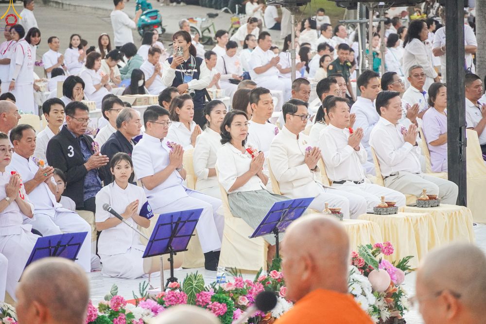 ภาพ No.282584:วันเสาร์ที่ 20 ธันวาคม พ.ศ.2568 พิธีตักบาตรพระ 10,000 รูป (ชุด 2) เนื่องในโอกาส 194 ปี จังหวัดกาญจนบุรี และอุทิศส่วนกุศลให้แด่บรรพชนทั้งหลาย บริเวณถนนสองแคว (Skywalk) เมืองกาญจนบุรี