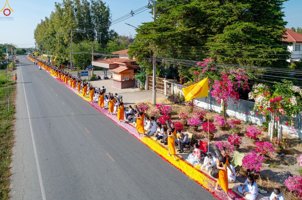 ภาพ No.292834:วันที่ 11 มกราคม พ.ศ. 2569 พิธีต้อนรับพระธรรมยาตรา ณ อนุสรณ์สถานลำดับที่ 3 สถานที่เกิดในเพศสมณะ วัดสองพี่น้อง อำเภอสองพี่น้อง จังหวัดสุพรรณบุรี ในโครงการธรรมยาตรา กตัญญูบูชา มหาปูชนียาจารย์ พระมงคลเทพมุนี(สด จนฺทสโร) พระผู้ปราบมาร อนุสรณ์สถาน 7 แห่ง ปีที