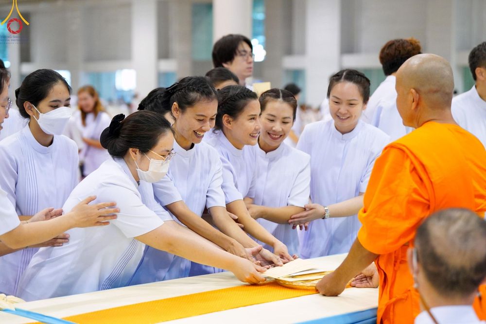 ภาพ No.136791:พิธีตักบาตร พิธีบูชาข้าวพระ ในวันอาทิตย์ต้นเดือนที่ 5 พฤษภาคม พ.ศ. 2567 ณ วัดพระธรรมกาย จ.ปทุมธานี