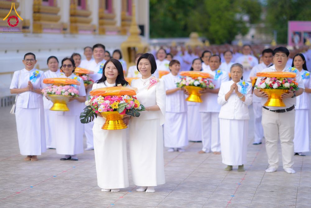 ภาพ No.278567:วันอาทิตย์ที่ 14 ธันวาคม พ.ศ.2568  พิธีเวียนประทักษิณ พิธีวันทาสีมาพระประธาน โครงการบวชบูชาธรรมมหาปูชนียาจารย์ ของศูนย์ปฏิบัติธรรมบุรีรัมย์ ณ วัดกลาง พระอารามหลวง จังหวัดบุรีรัมย์