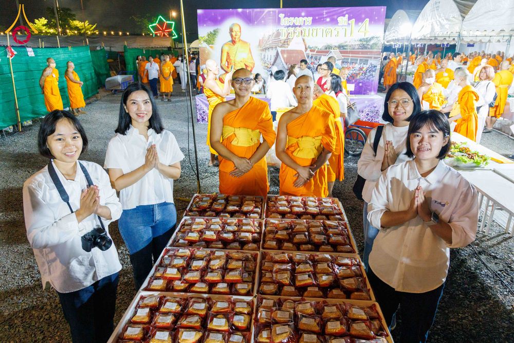 ภาพ No.295809:วันที่ 17 มกราคม พ.ศ. 2569 พิธีถวายภัตตาหารเป็นสังฆทาน แด่พระธรรมยาตรา ณ วัดโบสถ์บน ต.บางคูเวียง จ.นนทบุรี อนุสรณ์สถานลำดับที่ 4 สถานที่เกิดด้วยกายธรรม ในโครงการธรรมยาตรา กตัญญูบูชา มหาปูชนียาจารย์ พระมงคลเทพมุนี(สด จนฺทสโร) พระผู้ปราบมาร อนุสรณ์สถาน 7 แ