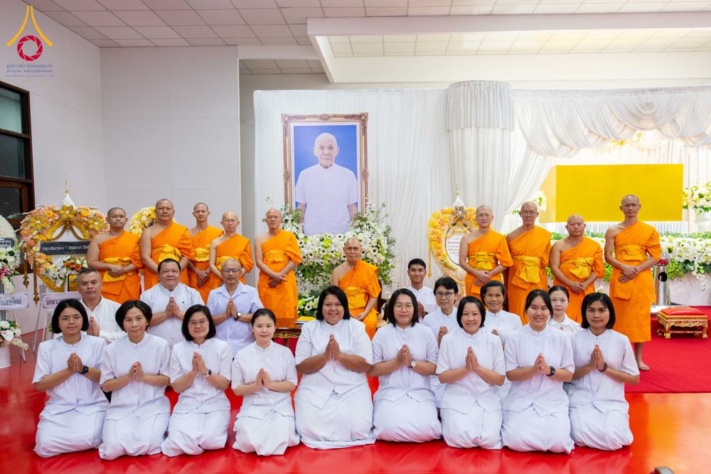 ภาพ No.314496:วันพฤหัสบดีที่ 19 มีนาคม พ.ศ. 2569 พิธีบำเพ็ญกุศล คุณพ่อณรงค์ จินตมากุล โยมบิดา พระครูปลัดรัตนวีรวัฒน์ (รังสฤษดิ์ อิทฺธิจินตโก) ที่ปรึกษาเจ้าคณะจังหวัดปทุมธานี เจ้าอาวาสวัดพระธรรมกาย  ณ ห้องปลูกศรัทธา 2 วัดพระธรรมกาย ปทุมธานี