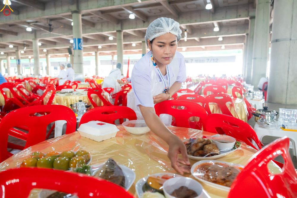 ภาพ No.325837:วันที่ 22 เมษายน พ.ศ.2569(วันคุ้มครองโลก) งานถวายมหาสังฆทาน 40,000 กว่าวัดทั่วประเทศ เจ้าหน้าที่ สาธุชน ร่วมใจจัดเตรียมภัตตาหารเพล (ชุด 2)