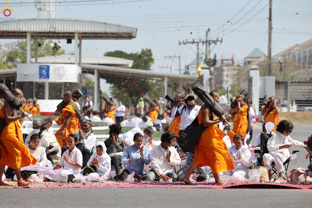 ภาพ No.304668:วันที่ 25 มกราคม พ.ศ. 2569 พิธีต้อนรับพระธรรมยาตรา (ภาพชุดที่ 2) รร.สามัคคีราษฏร์บำรุง-วัดพระธรรมกาย ในโครงการธรรมยาตรา กตัญญูบูชา มหาปูชนียาจารย์ พระมงคลเทพมุนี(สด จนฺทสโร) พระผู้ปราบมาร อนุสรณ์สถาน 7 แห่ง ปีที่ 14