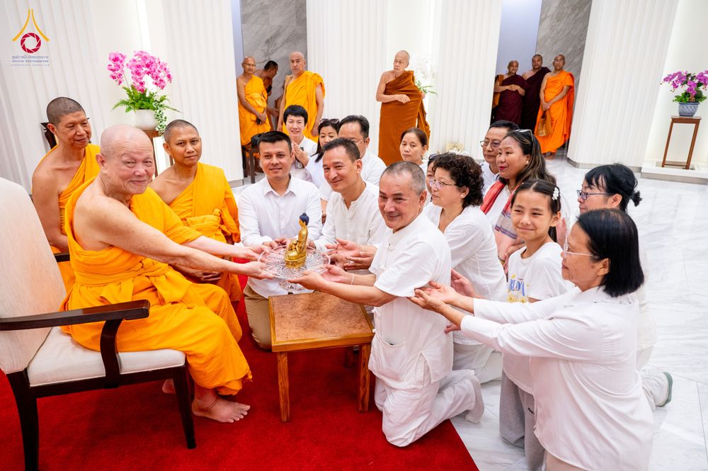 ภาพ No.325551:วันที่ 23 เมษายน พ.ศ.2569 หลวงพ่อทัตตชีโว รองเจ้าอาวาสวัดพระธรรมกาย ถวายการต้อนรับและปฏิสันถารคณะสงฆ์เมียนมาร์และเนปาล