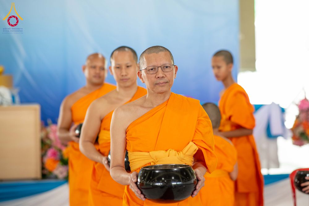 ภาพ No.339995:วันอาทิตย์ที่ 19 กรกฎาคม พ.ศ.2569 พิธีตักบาตรโครงการบรรพชาสามเณรนานาชาติ รุ่นที่ 15 ณ มหารัตนวิหารคด 6 วัดพระธรรมกาย