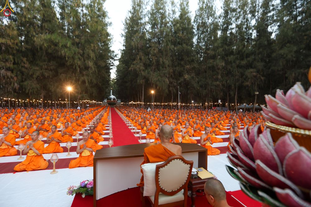 ภาพ No.290103:วันที่ 6 มกราคม พ.ศ. 2569 พิธีจุดประทีปถวายเป็นพุทธบูชา และบูชาธรรมมหาปูชนียาจารย์ (ภาพชุดที่ 2) ณ อนุสรณ์สถานมหาวิหารพระมงคลเทพมุนี (โลตัสแลนด์) อ.สองพี่น้อง จ.สุพรรณบุรี ในโครงการธรรมยาตรา กตัญญูบูชา มหาปูชนียาจารย์ พระมงคลเทพมุนี(สด จนฺทสโร) พระผู้ปรา