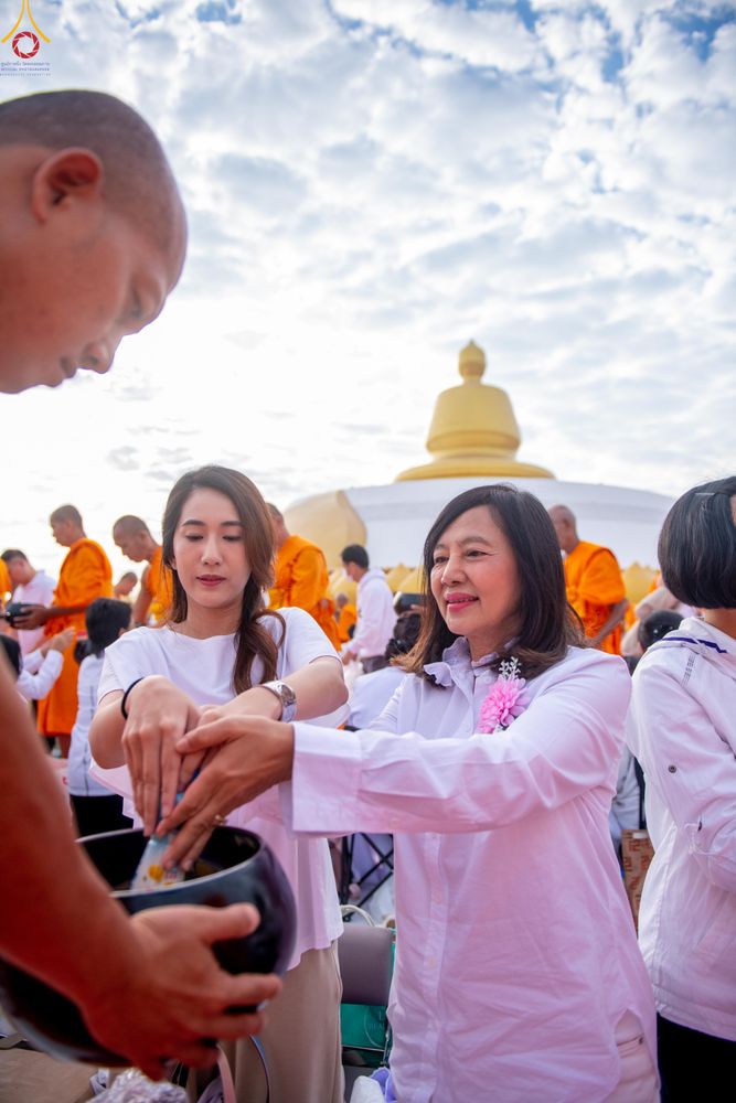 ภาพ No.302735:วันที่ 24 มกราคม พ.ศ. 2569 พิธีตักบาตรพระธรรมยาตรา(ภาพชุดที่ 2) ณ อนุสรณ์สถานลำดับที่ 5 สถานที่เผยแผ่วิชชาธรรมกายครั้งแรก อนุสรณ์สถานบางปลา วัดบางปลา อำเภอบางเลน จังหวัดนครปฐม ในโครงการธรรมยาตรา กตัญญูบูชา มหาปูชนียาจารย์ พระมงคลเทพมุนี(สด จนฺทสโร) พระผู