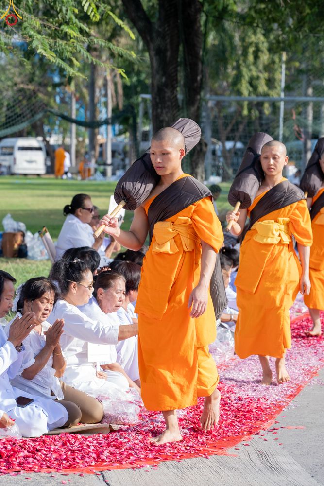 ภาพ No.287800:วันที่ 3 มกราคม พ.ศ. 2569 พิธีต้อนรับพระธรรมยาตรา ครั้งที่ 2 (ภาพชุดที่ 2) ในโครงการธรรมยาตรา กตัญญูบูชา มหาปูชนียาจารย์ พระมงคลเทพมุนี(สด จนฺทสโร) พระผู้ปราบมาร อนุสรณ์สถาน 7 แห่ง ปีที่ 14 ณ อนุสรณ์สถานมหาวิหารพระมงคลเทพมุนี (โลตัสแลนด์) อ.สองพี่น้อง จ.