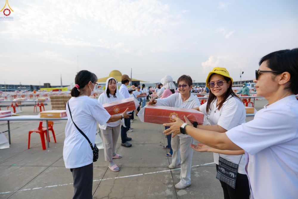 ภาพ No.322585:วันที่ 17 เมษายน พ.ศ.2569 การเรียงกล่องไทยธรรม เรียงน้ำดื่ม เรียงร่ม ณ ลานธรรมพระมหาธรรมกายเจดีย์ เพื่องานถวายมหาสังฆทาน 40,000 กว่าวัดทั่วประเทศ วันคุ้มครองโลก 22 เมษายน พ.ศ.2569 วัดพระธรรมกาย