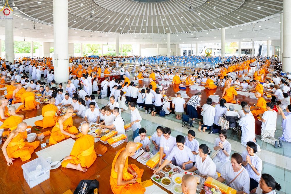 ภาพ No.337507:วันจันทร์ที่ 29 มิถุนายน พ.ศ.2569 (วันพระขึ้น 15 ค่ำ เดือน 8) พิธีบุพเปตพลี ครั้งที่ 184 ณ หอฉันคุณยายอาจารย์ฯ  พิธีสวดธัมมจักกัปปวัตนสูตร ครบ 8,495,000,000 จบ ณ มหาวิหารคด วัดพระธรรมกาย