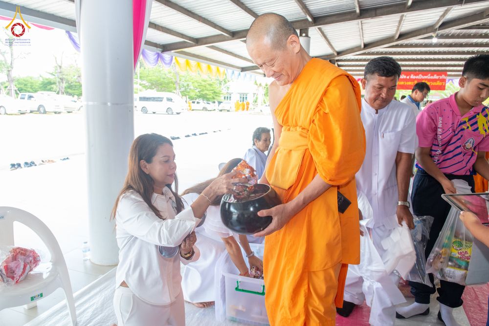 ภาพ No.337060:วันเสาร์ที่ 27 มิถุนายน พ.ศ. 2569 พิธีตักบาตรแด่คณะสงฆ์ 323 วัด 4 จังหวัดชายแดนภาคใต้ พิธีถวายสังฆทานแด่คณะสงฆ์ 323 วัด ปีที่ 22 ครั้งที่ 186 พิธีมอบกองทุนหนุนแรงใจช่วยครูใต้ ปีที่ 19 ครั้งที่ 149 และพิธีทำบุญอุทิศส่วนกุศลให้ผู้วายชนม์ ณ ศูนย์ปฏิบัติธรรม