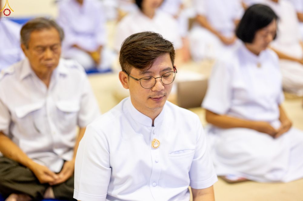 ภาพ No.311682:วันอาทิตย์ต้นเดือนที่ 1 มีนาคม พ.ศ.2569 สัมมนาพิเศษ พิธีมอบรูปหล่อโลหะหลวงปู่วัดปากน้ำ พระมงคลเทพมุนี พิธีมุทิตาสักการะในโอกาสพระครูปลัดรัตนวีรวัฒน์(รังสฤษดิ์ อิทธิจินฺตโก) เจ้าอาวาสวัดพระธรรมกาย  ดำรงตำแหน่งเป็น “ที่ปรึกษาเจ้าคณะจังหวัดปทุมธานี”  ณ ห้อง