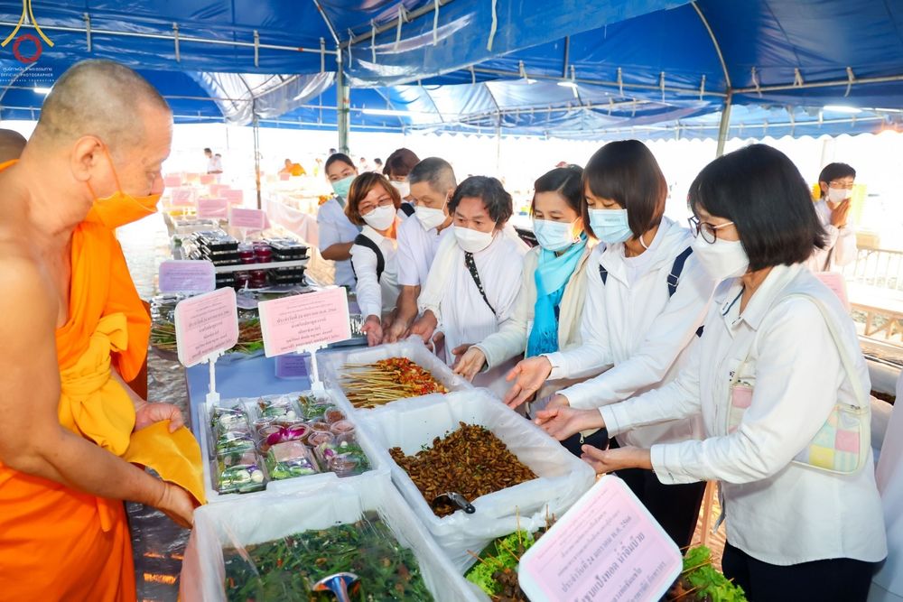 ภาพ No.74018:พิธีถวายภัตตาหารเป็นสังฆทาน แด่คณะพระธรรมยาตราฯ ในโครงการธรรมยาตรากตัญญูบูชา มหาปูชนียาจารย์ พระมงคลเทพมุนี(สด จนฺทสโร) พระผู้ปราบมาร อนุสรณ์สถาน 7 แห่ง ปีที่ 11 วันที่ 24 มกราคม พ.ศ. 2566