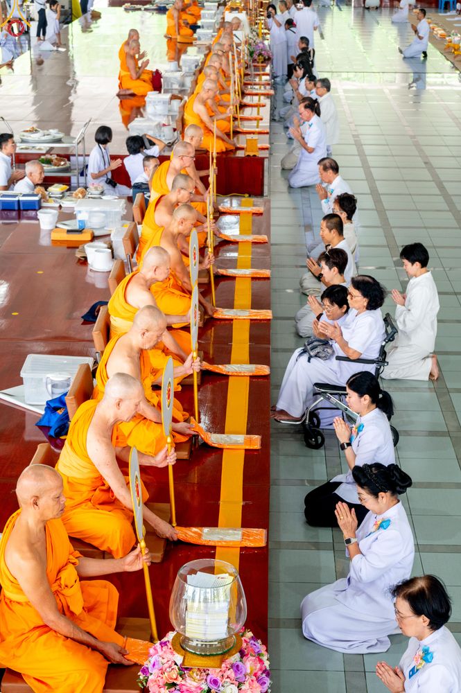 ภาพ No.328823:วันเสาร์ที่ 16 พฤษภาคม พ.ศ.2569 พิธีบุพเปตพลี ครั้งที่ 183 ร่วมอุทิศบุญแด่หมู่ญาติที่ล่วงลับไปแล้ว และสืบทอดอายุพระพุทธศาสนา ณ หอฉันคุณยายอาจารย์ฯ  วัดพระธรรมกาย