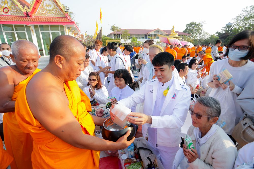 ภาพ No.294499:วันที่ 14 มกราคม พ.ศ. 2569 พิธีตักบาตรพระธรรมยาตรา ณ วัดสองพี่น้อง ต.ต้นตาล อ.สองพี่น้อง จ.สุพรรณบุรี ในโครงการธรรมยาตรา กตัญญูบูชา มหาปูชนียาจารย์ พระมงคลเทพมุนี(สด จนฺทสโร) พระผู้ปราบมาร อนุสรณ์สถาน 7 แห่ง ปีที่ 14