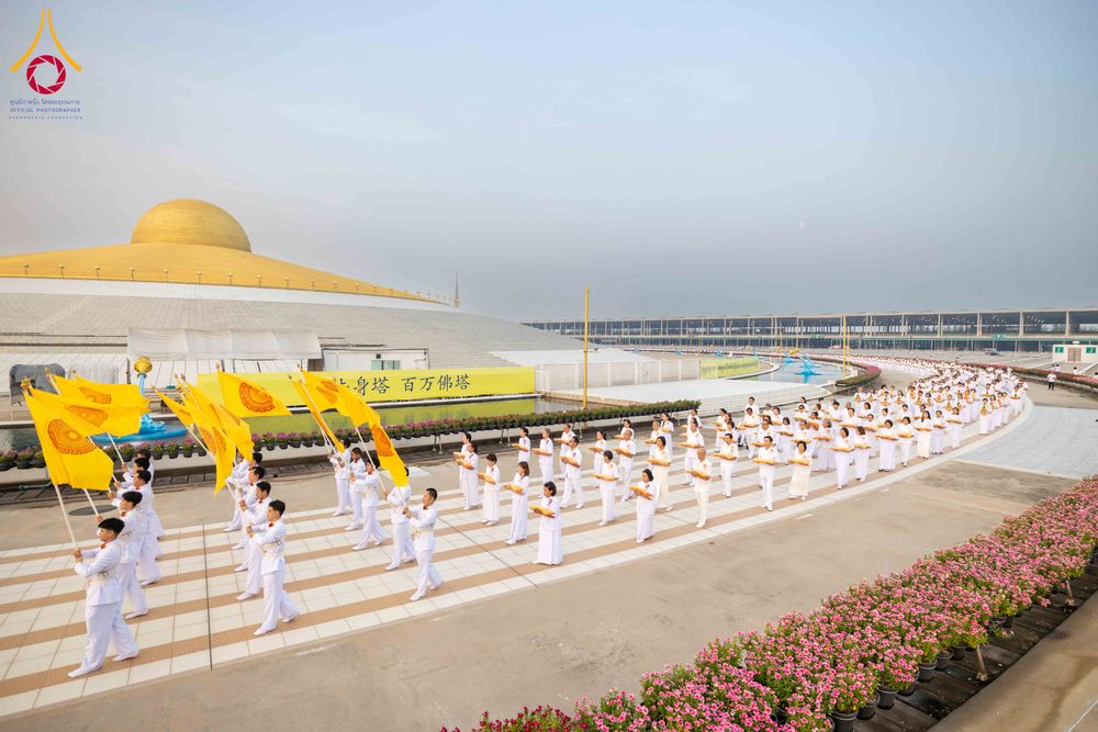 ภาพ No.319395:วันเสาร์ที่ 4 เมษายน พ.ศ.2569 พิธีขอขมา มอบผ้าไตร และถวายบาตรแด่นาคธรรมทายาท ในโครงการบรรพชาสามเณรฟื้นฟูพระพุทธศาสนาทั่วไทย โครงการหน่อแก้วเปรียญธรรม รุ่นที่ 14 โครงการสามเณรยุวธรรมทายาท รุ่นที่ 34 โครงการสามเณรมัชฌิมธรรมทายาท รุ่นที่ 30 ณ สภาธรรมกายสากล