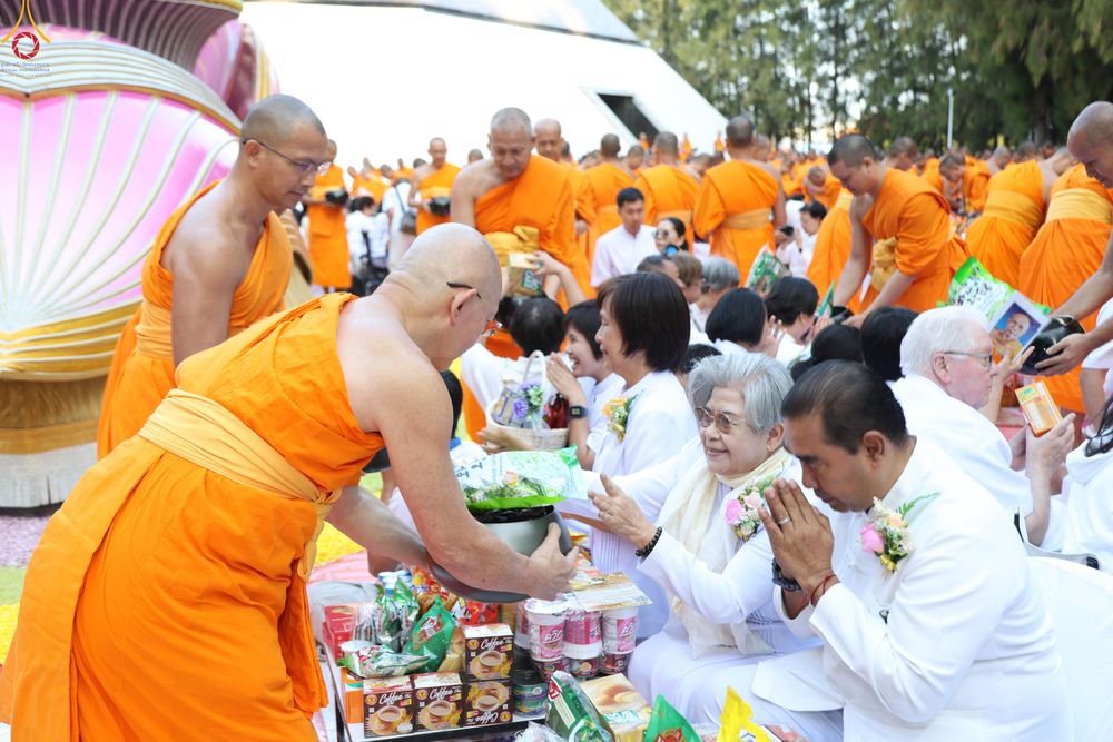 ภาพ No.289386:วันที่ 7 มกราคม พ.ศ. 2569 พิธีตักบาตรพระธรรมยาตรา ณ อนุสรณ์สถานลำดับที่ 1 สถานที่เกิดด้วยรูปกายเนื้อ อนุสรณ์สถานมหาวิหารพระมงคลเทพมุนี (โลตัสแลนด์) อ.สองพี่น้อง จ.สุพรรณบุรี ในโครงการธรรมยาตรา กตัญญูบูชา มหาปูชนียาจารย์ พระมงคลเทพมุนี(สด จนฺทสโร) พระผู้ป