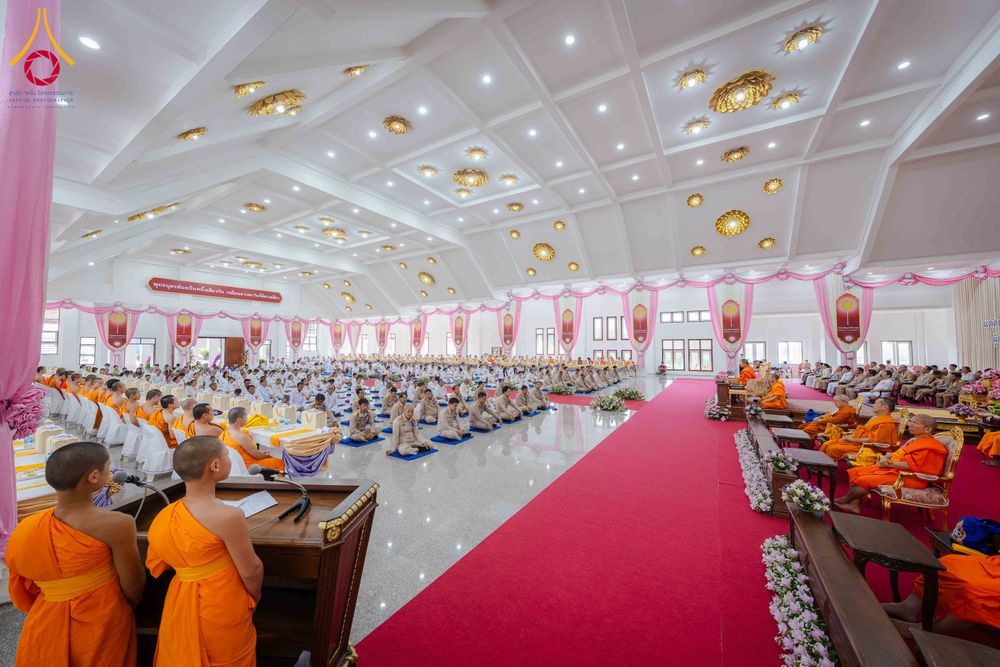 พระภิกษุสามเณรและพุทธศาสนิกชนจำนวนมากร่วมพิธีมุทิตาสักการะมหาเปรียญธรรมภายในธรรมสภา