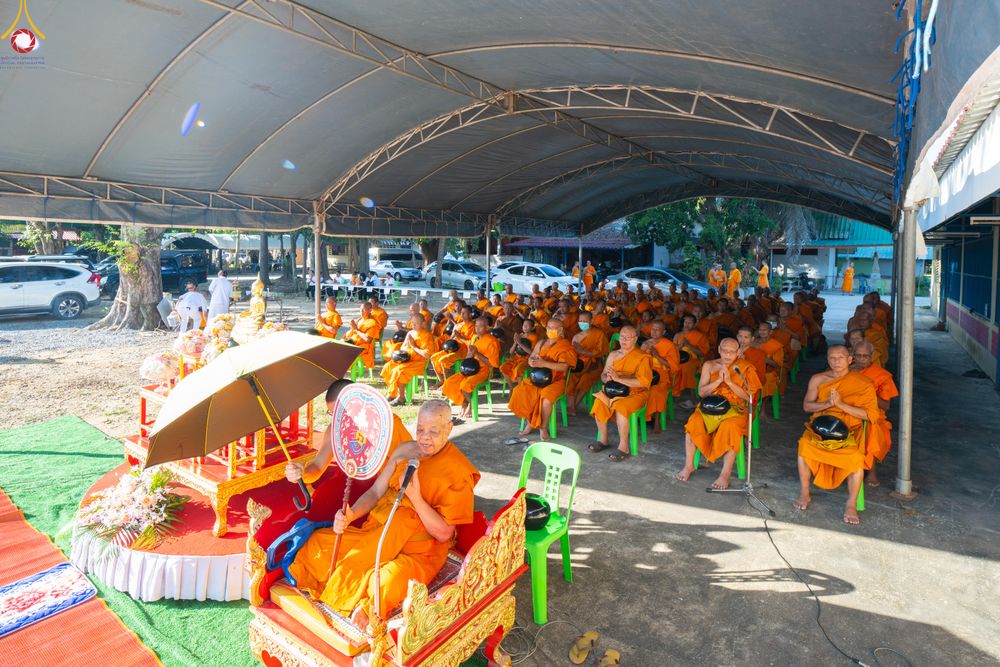 ภาพ No.339158:วันเสาร์ที่ 27 มิถุนายน พ.ศ. 2569 พิธีตักบาตรแด่คณะสงฆ์ 323 วัด 4 จังหวัดชายแดนภาคใต้ พิธีถวายสังฆทานแด่คณะสงฆ์ 323 วัด ปีที่ 22 ครั้งที่ 187 พิธีมอบกองทุนหนุนแรงใจช่วยครูใต้ ปีที่ 19 ครั้งที่ 150 และพิธีทำบุญอุทิศส่วนกุศลให้ผู้วายชนม์