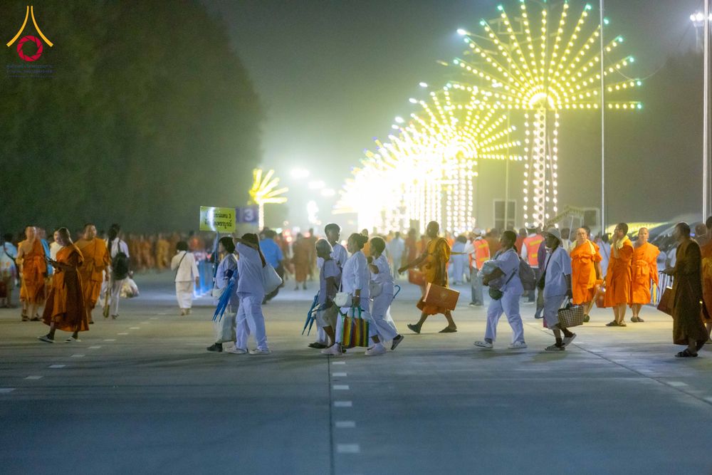 ภาพ No.324531:วันที่ 22 เมษายน พ.ศ.2569 (วันคุ้มครองโลก) บรรยากาศพระสังฆาธิการและสาธุชน การเดินทางกลับ งานถวายมหาสังฆทาน 40,000 กว่าวัดทั่วประเทศ วัดพระธรรมกาย