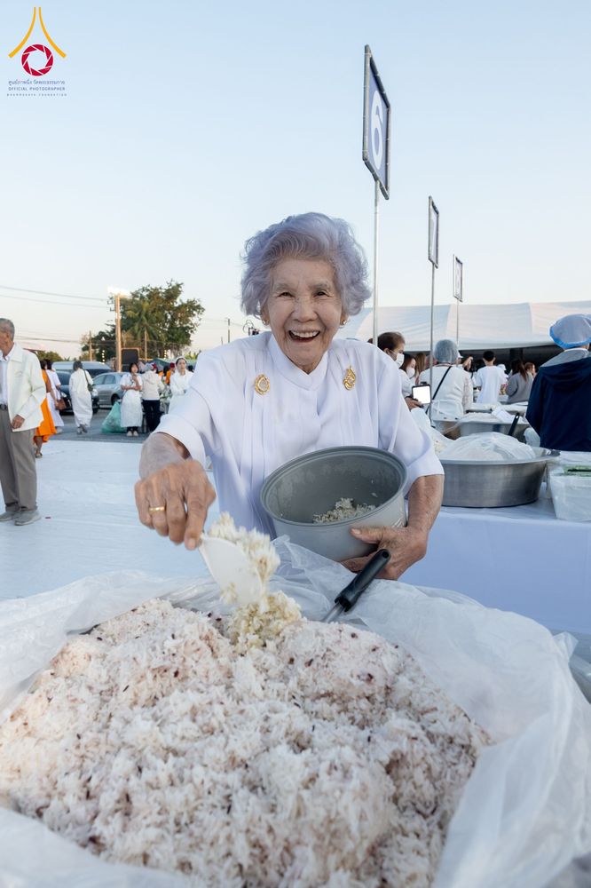 ภาพ No.289873:วันที่ 8 มกราคม พ.ศ. 2569 พิธีถวายภัตตาหารเป็นสังฆทาน แด่พระธรรมยาตรา ณ อนุสรณ์สถานคลองบางนางแท่น อ.สามพราน จ.นครปฐม ในโครงการธรรมยาตรา กตัญญูบูชา มหาปูชนียาจารย์ พระมงคลเทพมุนี(สด จนฺทสโร) พระผู้ปราบมาร อนุสรณ์สถาน 7 แห่ง ปีที่ 14