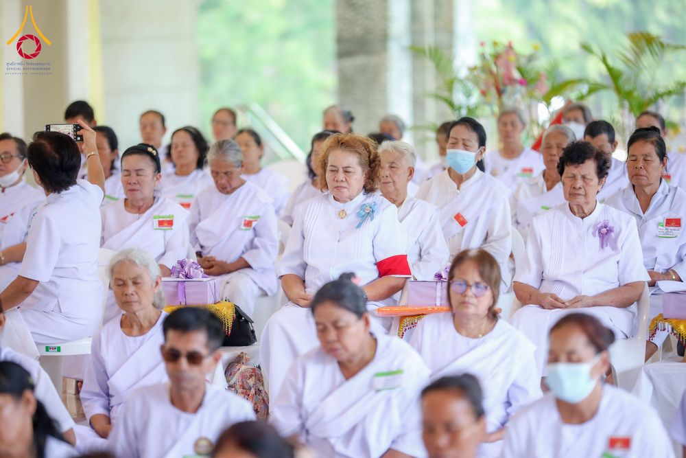 กลุ่มผู้เข้าร่วมโครงการอบรมอุบาสกแก้ว อุบาสิกาแก้ว สวมชุดสีขาวนั่งสมาธิอย่างสงบภายในธุดงคสถาน