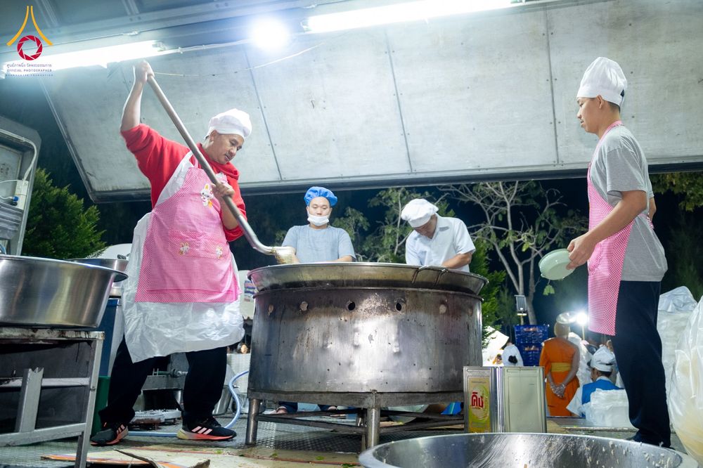 ภาพ No.292496:วันที่ 12 มกราคม พ.ศ. 2569 พิธีถวายภัตตาหารเป็นสังฆทาน แด่พระธรรมยาตรา ณ อนุสรณ์สถานมหาวิหารพระมงคลเทพมุนี (โลตัสแลนด์) อ.สองพี่น้อง จ.สุพรรณบุรี ในโครงการธรรมยาตรา กตัญญูบูชา มหาปูชนียาจารย์ พระมงคลเทพมุนี(สด จนฺทสโร) พระผู้ปราบมาร อนุสรณ์สถาน 7 แห่ง ปี