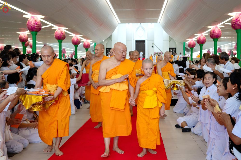ภาพ No.330885:วันวิสาขบูชา อาทิตย์ที่ 31 พฤษภาคม พ.ศ.2569 พิธีบรรพชาสามเณรอุบาสก 11 ท่าน , พิธีถวายบาตรผ้าไตร และจตุปัจจัยไทยธรรม แด่สามเณร , พิธีอุปสมบทอุทิศชีวิต , พิธีกล่าวคำกัปปิยภัณฑ์  ณ อุโบสถพระไตรปิฎก วัดพระธรรมกาย จังหวัดปทุมธานี
