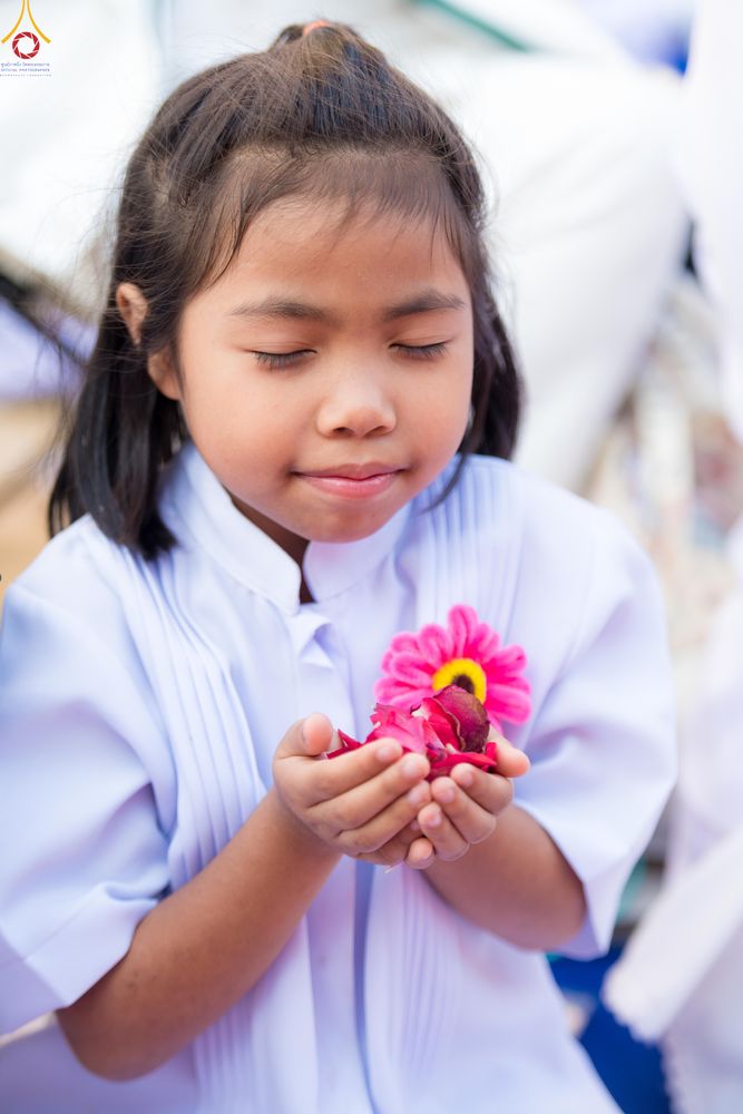 ภาพ No.292780:วันที่ 11 มกราคม พ.ศ. 2569 พิธีต้อนรับพระธรรมยาตรา ณ อนุสรณ์สถานลำดับที่ 3 สถานที่เกิดในเพศสมณะ วัดสองพี่น้อง อำเภอสองพี่น้อง จังหวัดสุพรรณบุรี ในโครงการธรรมยาตรา กตัญญูบูชา มหาปูชนียาจารย์ พระมงคลเทพมุนี(สด จนฺทสโร) พระผู้ปราบมาร อนุสรณ์สถาน 7 แห่ง ปีที