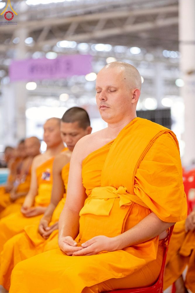 ภาพ No.219364:วันอังคารที่ 22 เมษายน พ.ศ. 2568 พิธีมอบปัจจัยช่วยเหลือครู 4 จังหวัดชายแดนภาคใต้ , พิธีกล่าวคำถวายอุปกรณ์ เพื่อเตรียมการต้อนรับคณะสงฆ์ฯ , พิธีกล่าวคำถวายภัตตาหารเป็นสังฆทาน , คณะสงฆ์ฉันภัตตาหารเพล  เนื่องในวันคุ้มครองโลก พิธีถวายมหาสังฆทานแด่คณะสงฆ์