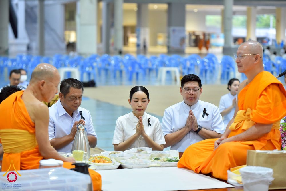 ภาพ No.267521:วันที่ 7 พฤศจิกายน พ.ศ. 2568 พสกนิกรอำเภอคลองหลวง รวมใจบำเพ็ญกุศลปัณรสมวาร (15 วัน) อุทิศถวายเป็นพระราชกุศลแด่ “สมเด็จพระพันปีหลวง” ณ วัดพระธรรมกาย