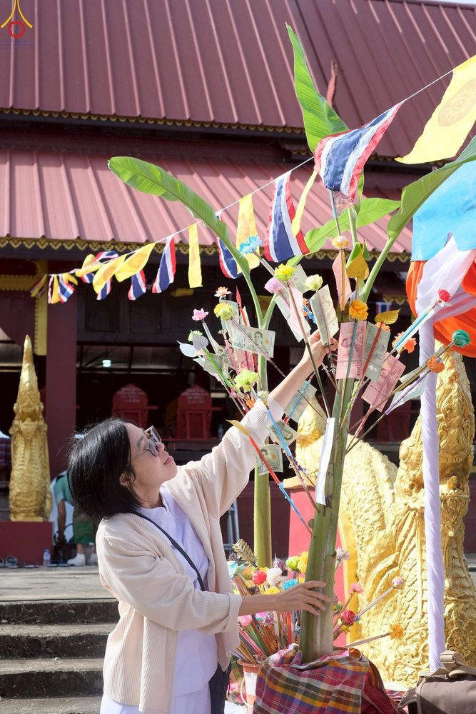 ภาพ No.270488:วันที่ 23 ตุลาคม พ.ศ. 2568 พิธีทอดกฐินสามัคคีทั่วไทย ณ วัดสำโรง ต.สำโรงใหม่ อ.ละหานทราย จ.บุรีรัมย์ โดยคณะศิษยานุศิษย์ บูชาธรรม 81 ปี หลวงพ่อธัมมชโย