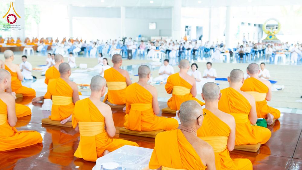 ภาพ No.268266:วันที่ 8 พฤศจิกายน พ.ศ. 2568 พิธีถวายภัตตาหารเมนูสวรรค์ เพื่อการบรรลุธรรม ณ หอฉันคุณยายอาจารย์ฯ วัดพระธรรมกาย