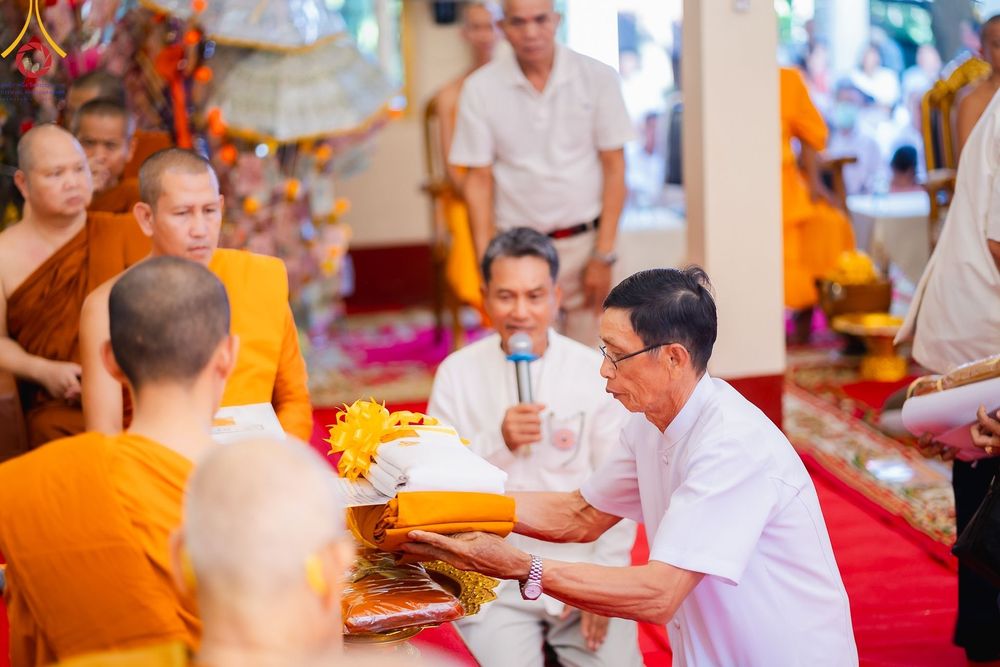 ภาพ No.176954:พิธีทอดกฐิน ณ วัดป่าบ้านเหล่า ต.ทุ่งก่อ อ.เวียงเชียงรุ้ง จ.เชียงราย ในโครงการทอดกฐินสามัคคีทั่วไทย 30,000 วัด บูชาธรรม 80 ปี หลวงพ่อธัมมชโย โดยคณะศิษยานุศิษย์วัดพระธรรมกาย วันที่ 26 ตุลาคม พ.ศ. 2567