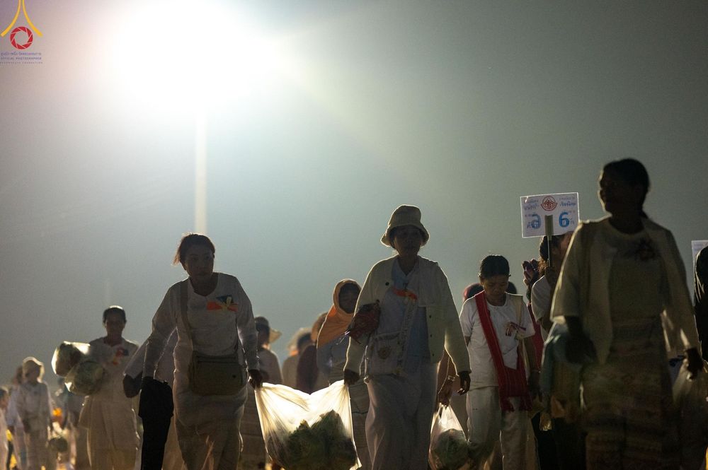 ภาพ No.200987:พิธีตักบาตรพระธรรมยาตรา ณ อนุสรณ์สถานลำดับที่ 5 สถานที่เผยแผ่วิชชาธรรมกายครั้งแรก อนุสรณ์สถานบางปลา วัดบางปลา อำเภอบางเลน จังหวัดนครปฐม ในโครงการธรรมยาตรา กตัญญูบูชา มหาปูชนียาจารย์ พระมงคลเทพมุนี(สด จนฺทสโร) พระผู้ปราบมาร อนุสรณ์สถาน 7 แห่ง ปีที่ 13